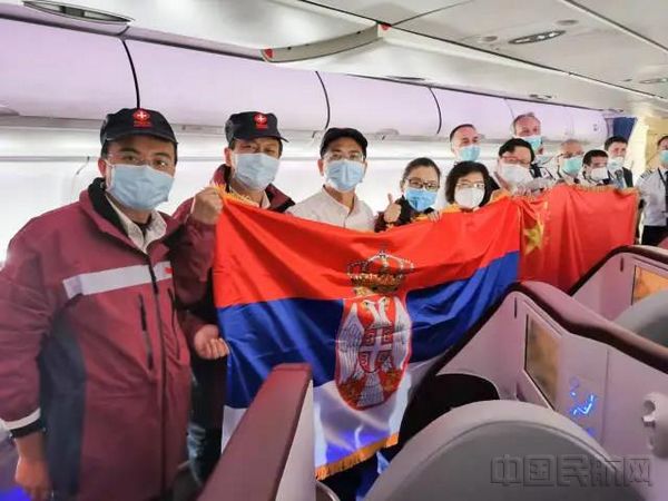 3月21日，中国赴塞尔维亚抗疫医疗专家组和塞尔维亚专机机组人员合影。.jpg