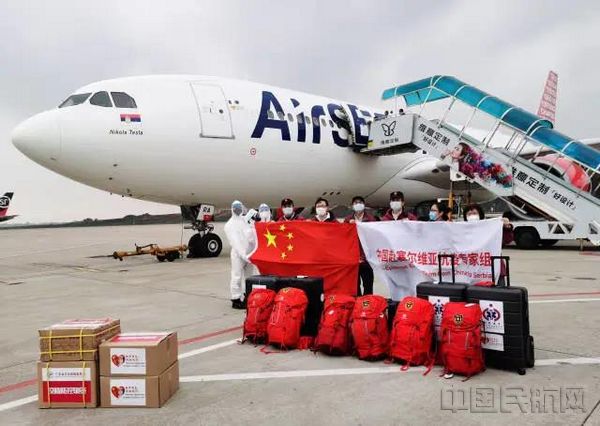 中国赴塞尔维亚抗疫医疗专家组在广州白云国际机场登机前合影。.jpg