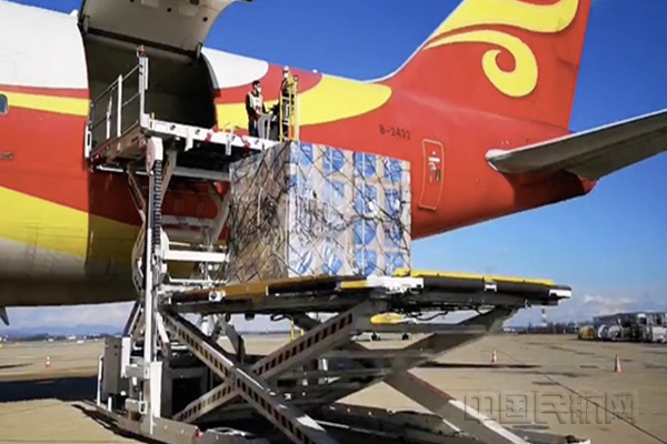 执行防疫物资运输的金鹏航空全货机-金鹏航空供图1.jpg
