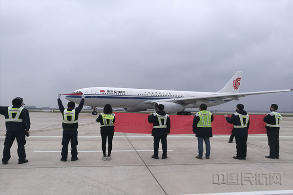 5.13时02分CA042航班从武汉天河国际机场起飞。徐志祥摄1.jpg