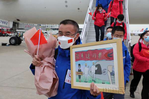 医疗队员们带着东航乘务组赠送的画作走下飞机-东航供图_副本.jpg