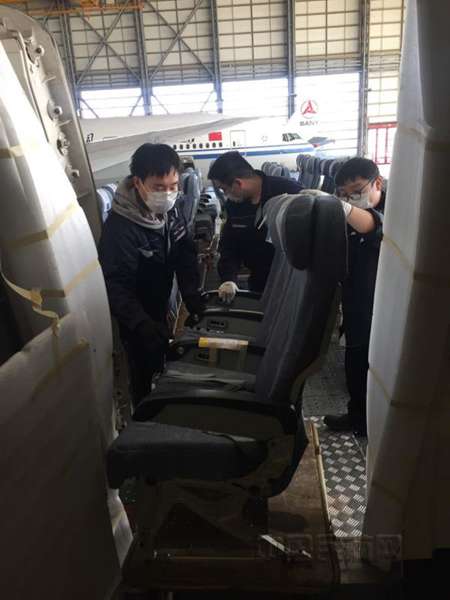 5从飞机上拆下座椅装运至平台车.jpg 5从飞机上拆下座椅装运至平台车.jpg