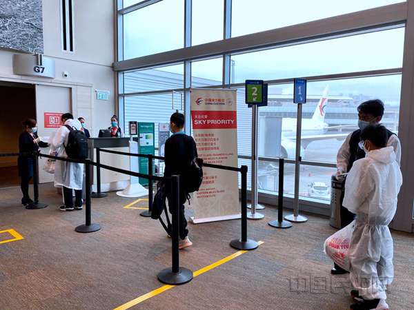 未成年留学在洛杉矶机场保持距离、有序登机-东航供图_副本.jpg 未成年留学在洛杉矶机场保持距离、有序登机-东航供图_副本.jpg