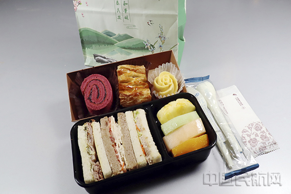东航“伴手礼式”餐食的经济舱品种-2-东航供图1.jpg
