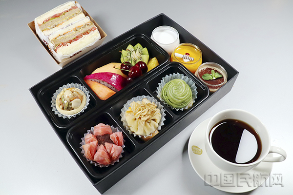 东航“伴手礼式”餐食的两舱品种-2-东航供图1.jpg