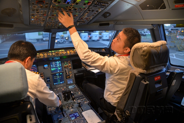 图1：海南航空飞行员正在执行起飞前的准备工作，将安全文化的“严”字落实在日常飞行之中。（拍摄：宁隆宇）_副本.jpg