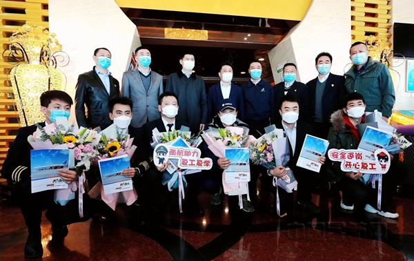 B66W1945图为分公司领导和飞行部班子成员慰问机组成员——凌兴东摄影_副本.jpg B66W1945图为分公司领导和飞行部班子成员慰问机组成员——凌兴东摄影_副本.jpg