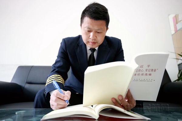 B66W2044图为杜宏勋在做学习笔记——凌兴东摄_副本.jpg B66W2044图为杜宏勋在做学习笔记——凌兴东摄_副本.jpg