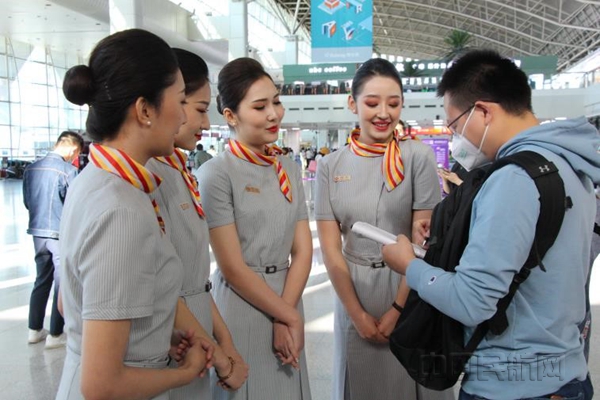 图三 空乘为旅客介绍本次云旅游活动_副本.jpg 图三 空乘为旅客介绍本次云旅游活动_副本.jpg