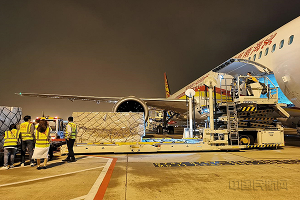 图1:海南航空 “客改货”物资腹舱装机(摄影:冯伟明)1.jpg 图1:海南航空 “客改货”物资腹舱装机(摄影:冯伟明)1.jpg