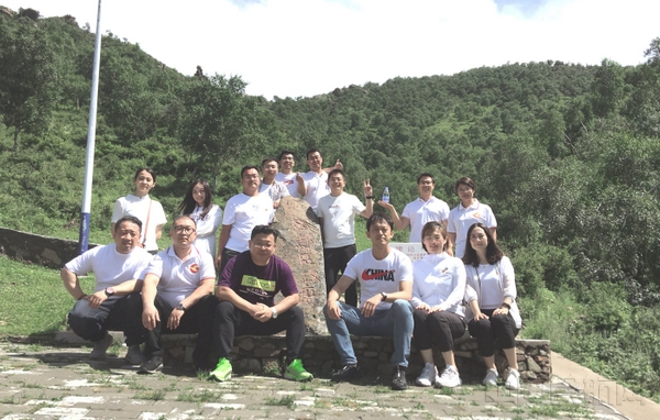 图三 登山参观“郝区政府”现场合影.jpg 图三 登山参观“郝区政府”现场合影.jpg