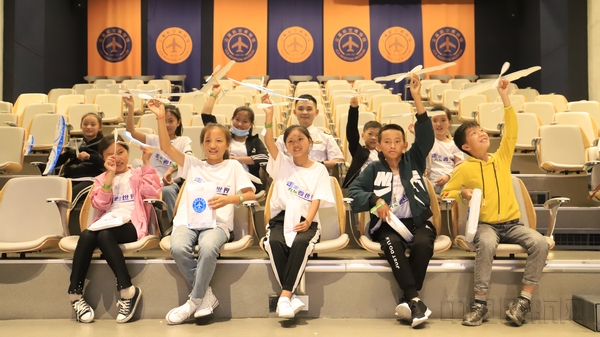 学习航空科普知识的孩子们-尹一平摄.jpg