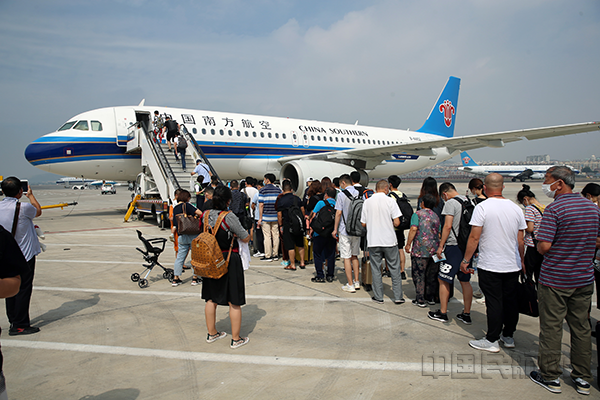 旅客正在有序登机(王有勉/摄)