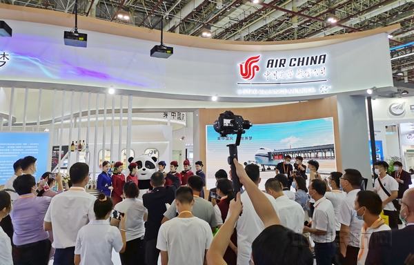 nEO_IMG_1、国航第十一次参加“厦洽会”,展台前吸引了观众驻足 雷杨摄