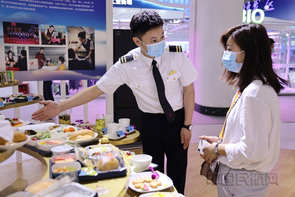 nEO_IMG_2、国航金凤组乘务员展示机上精美餐食 栾怡摄