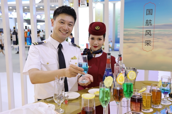 nEO_IMG_3、国航将机上“空中酒窖”带到了展会现场 栾怡摄