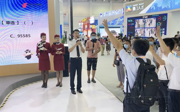 nEO_IMG_4、国航展台设置了丰富的互动活动 关予澍摄