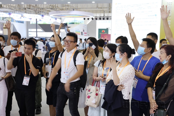 nEO_IMG_5、现场观众积极抢答 栾怡摄