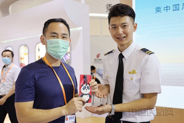 nEO_IMG_6、为获奖观众赠送精品纪念品 栾怡摄