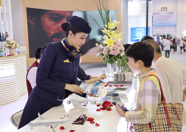 nEO_IMG_7、介绍国航服务产品 栾怡摄