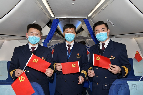 东航山西飞行部:船到中游更奋辑_副本_副本.jpg 东航山西飞行部:船到中游更奋辑_副本_副本.jpg