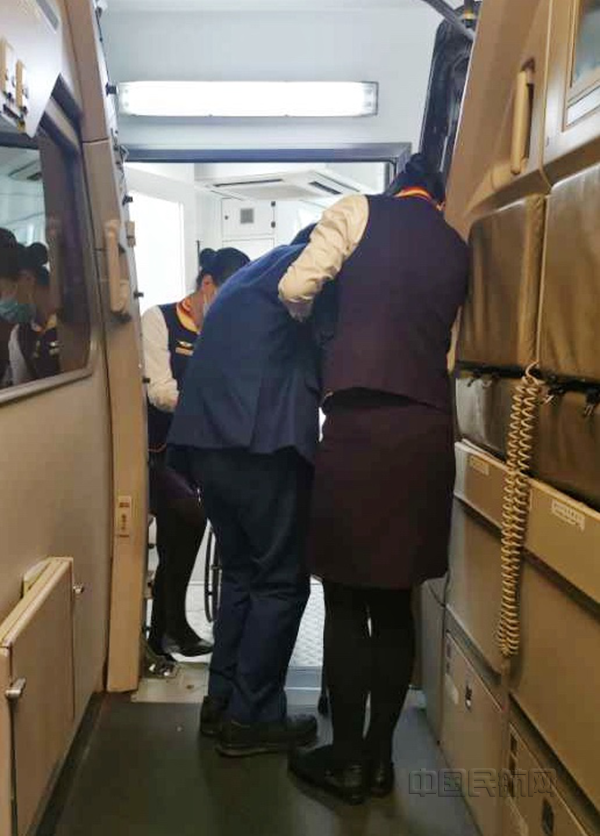 图五 搀扶军残旅客下机_副本.png 图五 搀扶军残旅客下机_副本.png