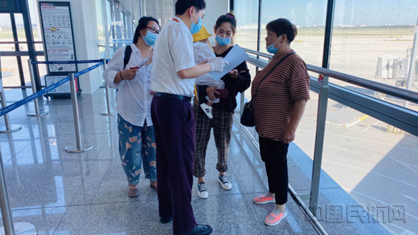 图六 工作人员向旅客讲解纸版“个人健康信息申报表”_副本.png 图六 工作人员向旅客讲解纸版“个人健康信息申报表”_副本.png