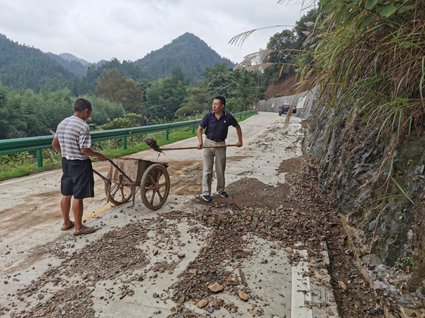 2020年7月洪水过后，驻村干部带领村民抢修道路_副本.jpg
