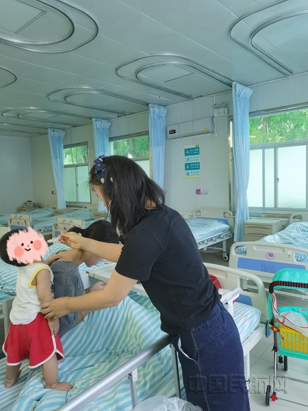 丁玲、周景君、孙斌三人轮流照顾旅客和孩子_副本.jpg