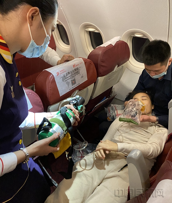 首都航空JD5620航班旅客急救_副本.jpg
