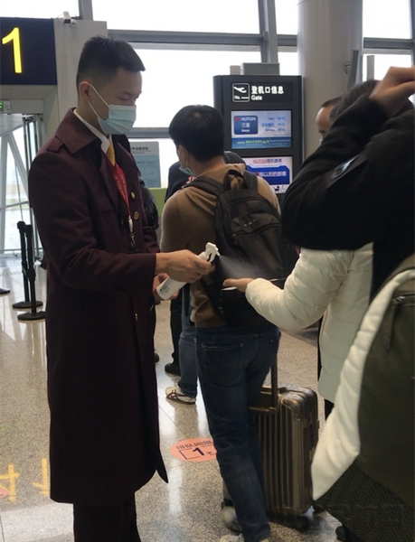 附图2:王泽国为旅客手部消毒.jpg 附图2:王泽国为旅客手部消毒.jpg