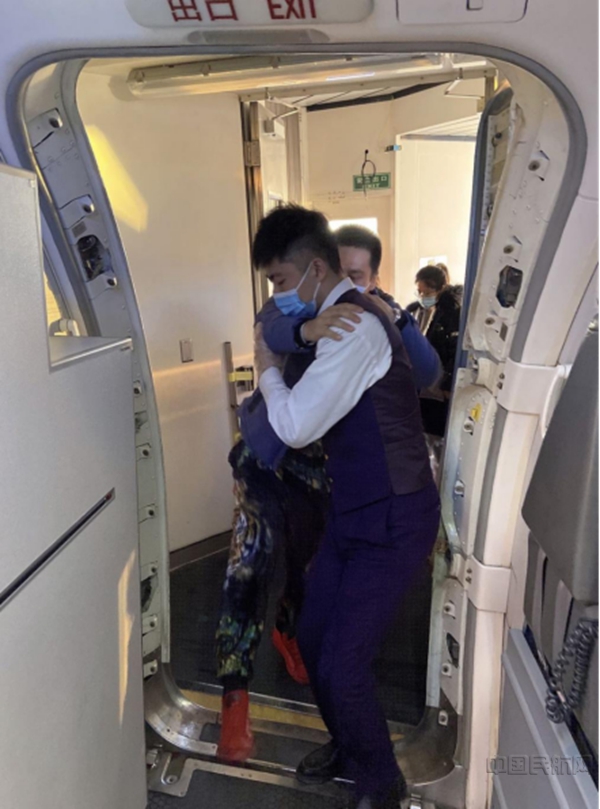 20201229福州航空新闻通稿:福州航空用真心和付出践行“真情服务”13051.jpg