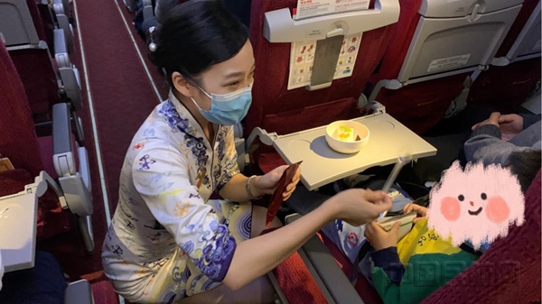 附图:海南航空乘务长葛丽淼为无陪小旅客提供悉心服务_副本.jpg 附图:海南航空乘务长葛丽淼为无陪小旅客提供悉心服务_副本.jpg