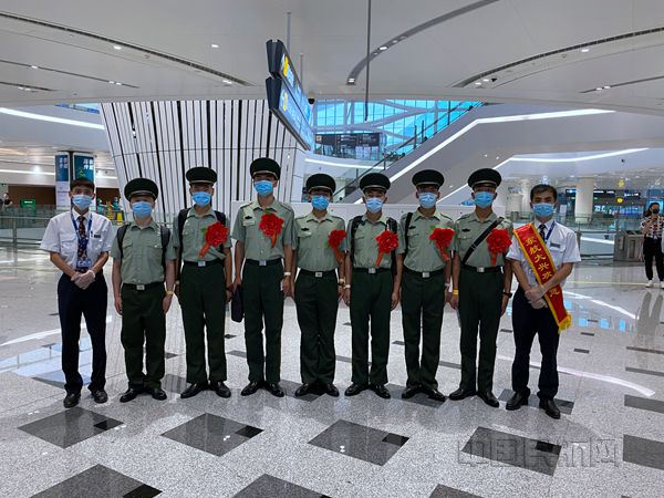 【真情服务】东航北京分公司保障退伍军人返乡_副本.jpg