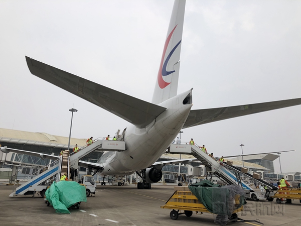 在武汉天河机场装载防疫物资的东航波音777客机(本文图片由东航武汉