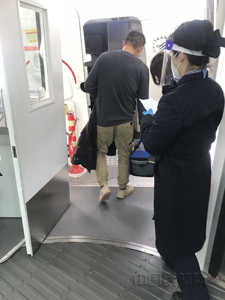 携带移植器官的旅客及时登上航班-东航武汉公司供图_副本.jpg 携带移植器官的旅客及时登上航班-东航武汉公司供图_副本.jpg
