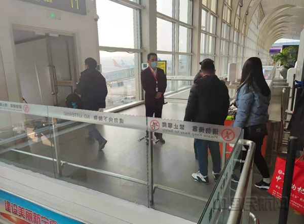 附图3:朱春广在现场保障旅客登机_副本.jpg