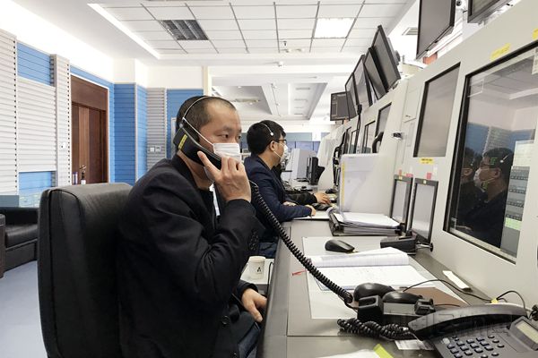 原图：两万尺高空旅客突发心脏病 哈尔滨飞烟台航班安全返航_副本.jpg