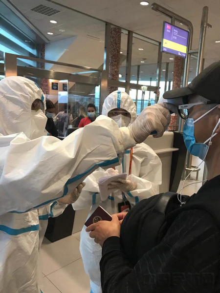 图片1:登机前叶桓给旅客测温.jpg 图片1:登机前叶桓给旅客测温.jpg