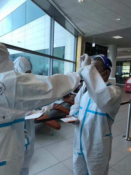 图片3:登机前王鸣玮给旅客测温.jpg 图片3:登机前王鸣玮给旅客测温.jpg