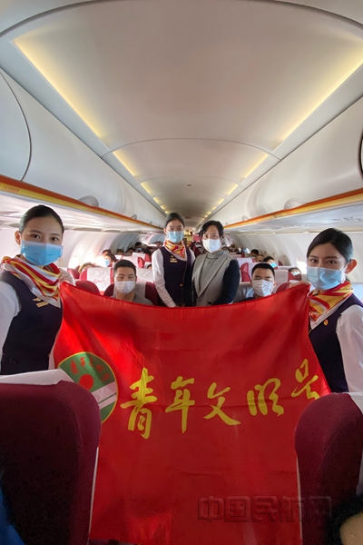 图  北部湾航空“青秀乘务组”乘务员与机上旅客合影_副本.jpg