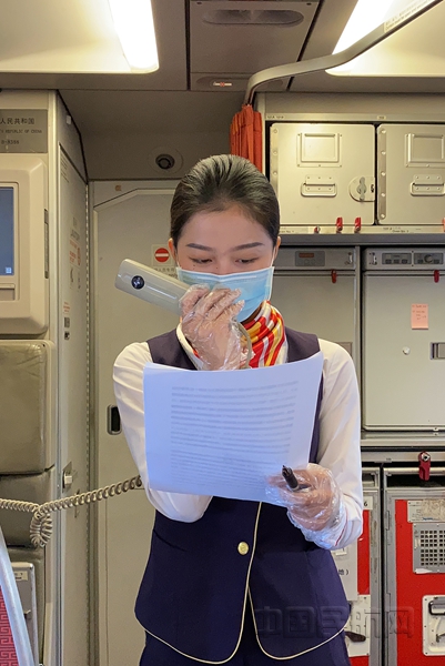 图  北部湾航空“青秀乘务组”乘务员为旅客介绍消费者权益日的由来_副本.jpg