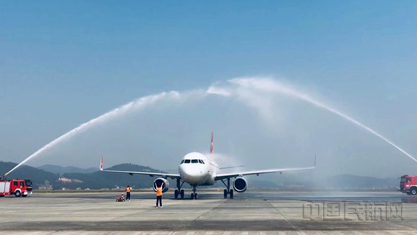 图片3:北京大兴=文山=丽江航线通航飞机过水门_副本.jpg