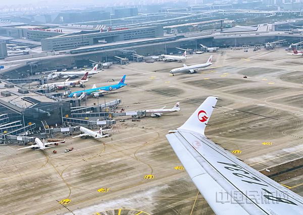 东航a350客机从上海浦东国际机场全球最大卫星厅首架起飞