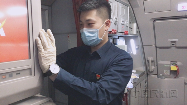 图片1 首航工匠沈昊 党员严守空防安全无死角_副本.jpg