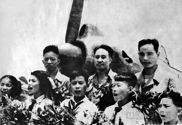 1954年7月，新中国制造的第一架飞机雅克-18首飞成功。_副本.jpg