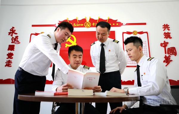 nEO_IMG_LXD08314 图为班组成员在学习党史——凌兴东摄影