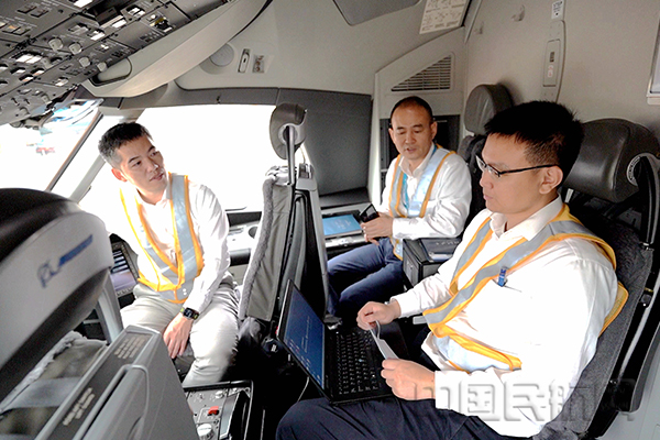 项目小组在飞机上进行数据验证 钱昆 摄.jpg