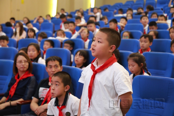 这个"六一" 东航女飞为孩子们涂绘蓝天梦