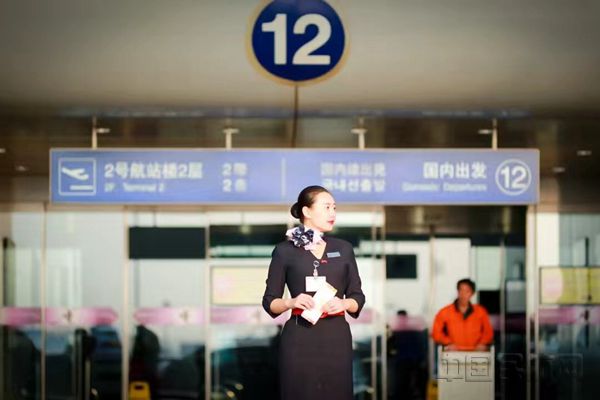 张琪在首都机场迎接旅客_副本.jpg